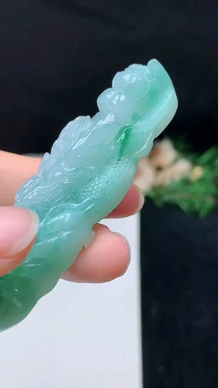 天然A货翡翠龙牌吊坠，尺寸66.9-23-13.6，重量:35.73g
10月27日