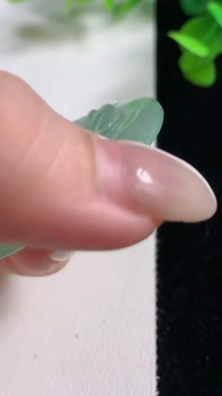 天然A货翡翠梅花鹿吊坠，尺寸46.6-4.7，重量:19.00g
10月27日