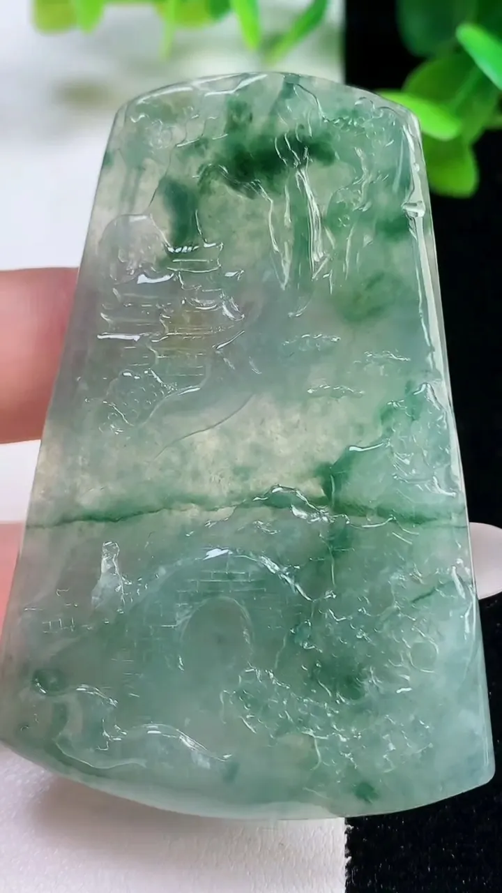 天然A货翡翠山水牌吊坠，尺寸32.2-21.3-2.6，重量:33.37g
10月27日
