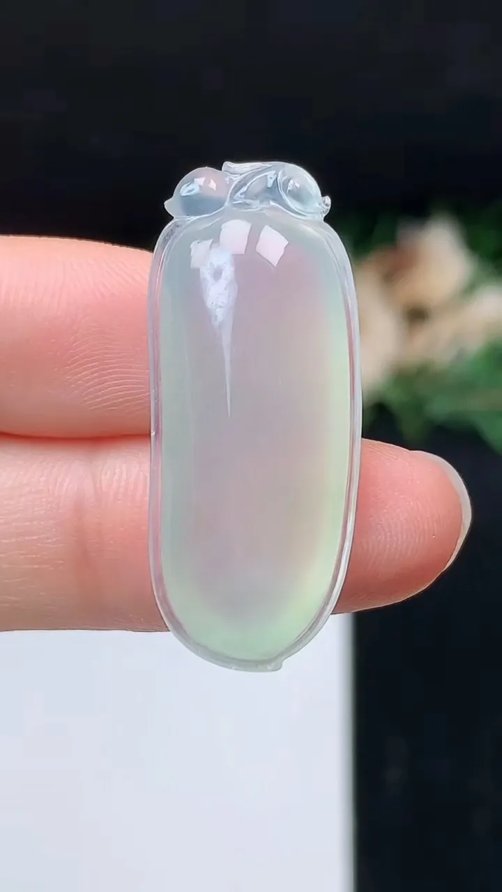 天然A货翡翠白冰福瓜吊坠，尺寸32.8-13.6-7.5，重量:5.55g
10月27日