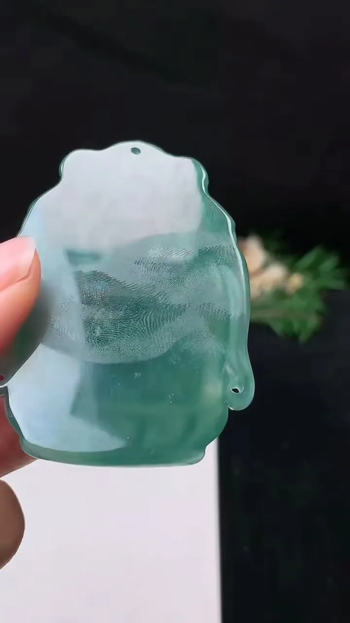 天然A货翡翠蓝水千手观音吊坠，尺寸57.4-41-6.5，重量:26.88g
10月27日