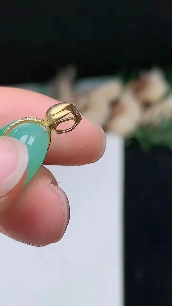 天然A货翡翠平安扣吊坠，尺寸15.4-6.9，重量:3.85g
10月27日