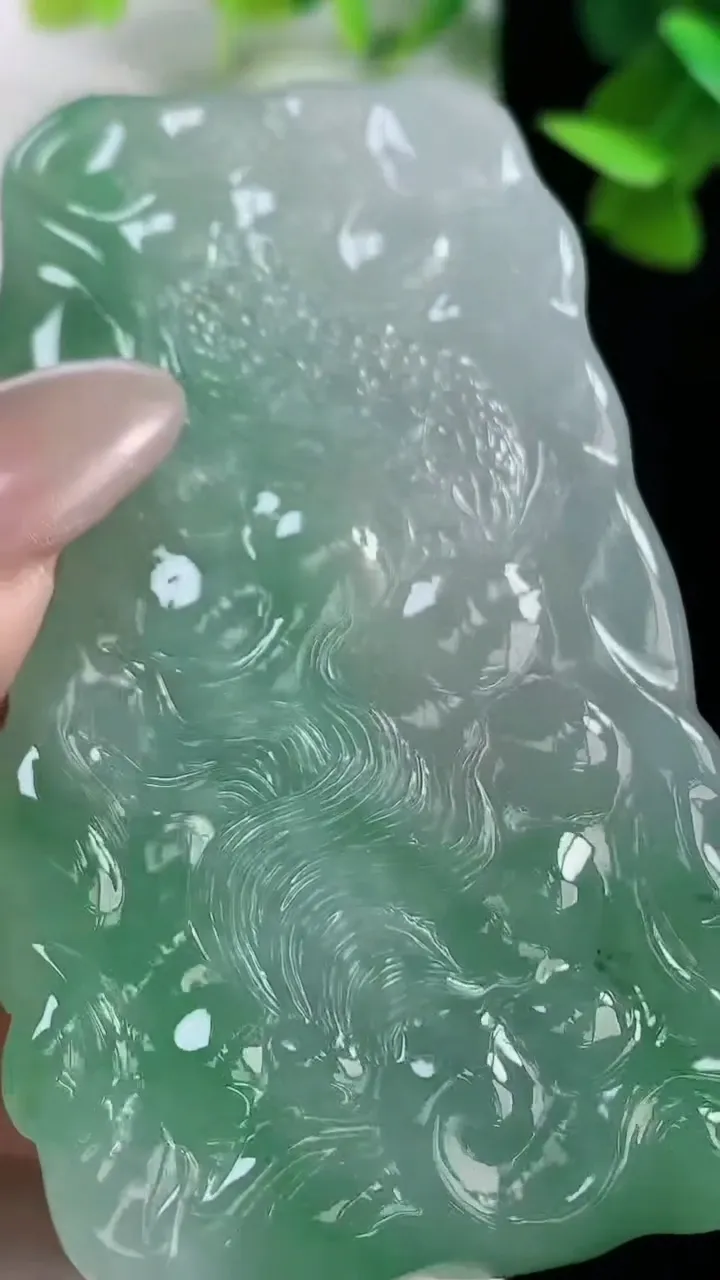 天然A货翡翠龙牌吊坠，尺寸69-40.8-9.5，重量:50.58g
10月27日