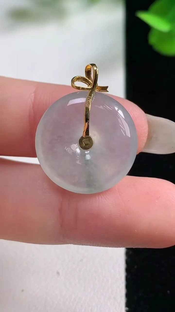 天然A货翡翠种飘花平安扣吊坠，尺寸19-4.7，重量:3.74g
10月27日