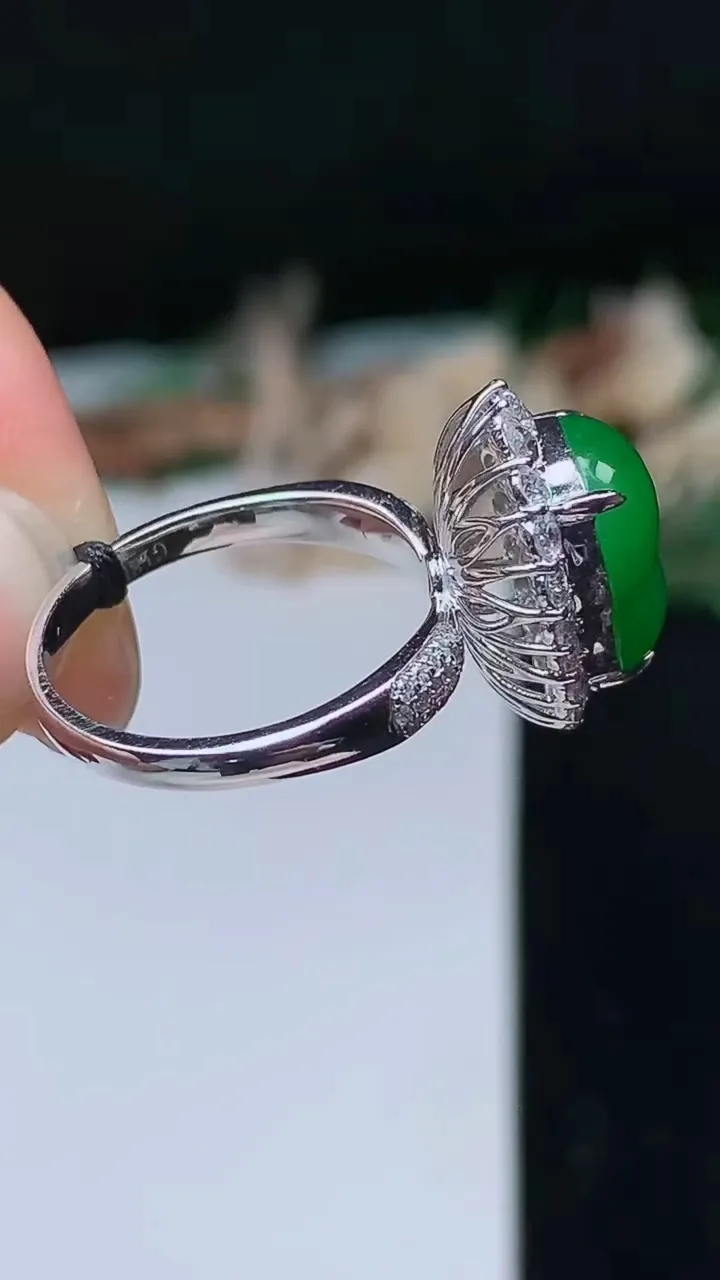 天然A货翡翠葫芦戒指，尺寸17.3-12-9.6，重量:5.74g2025年10月27日
工厂直销收藏佳品,种好水足，色泽均匀，有种有色，上手高大气！