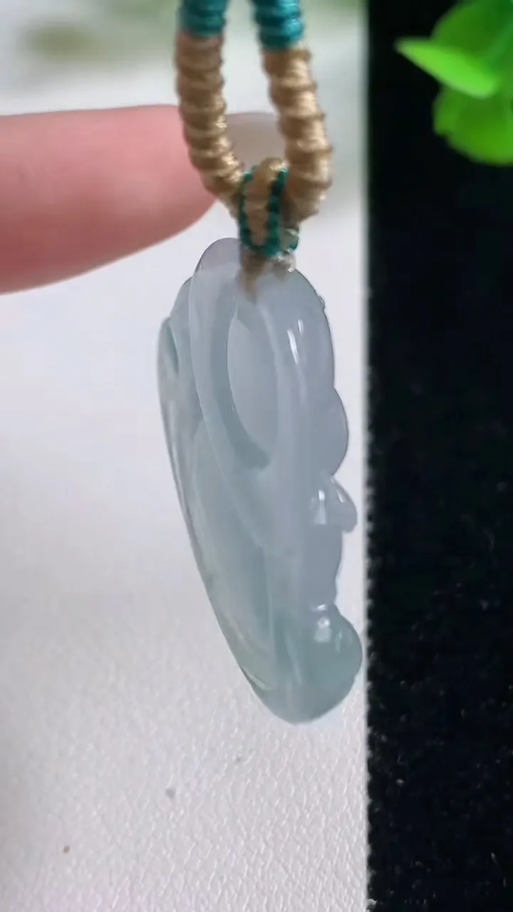 天然A货翡翠种飘花佛公吊坠，尺寸33.8-6.3，重量:11.38g
10月27日