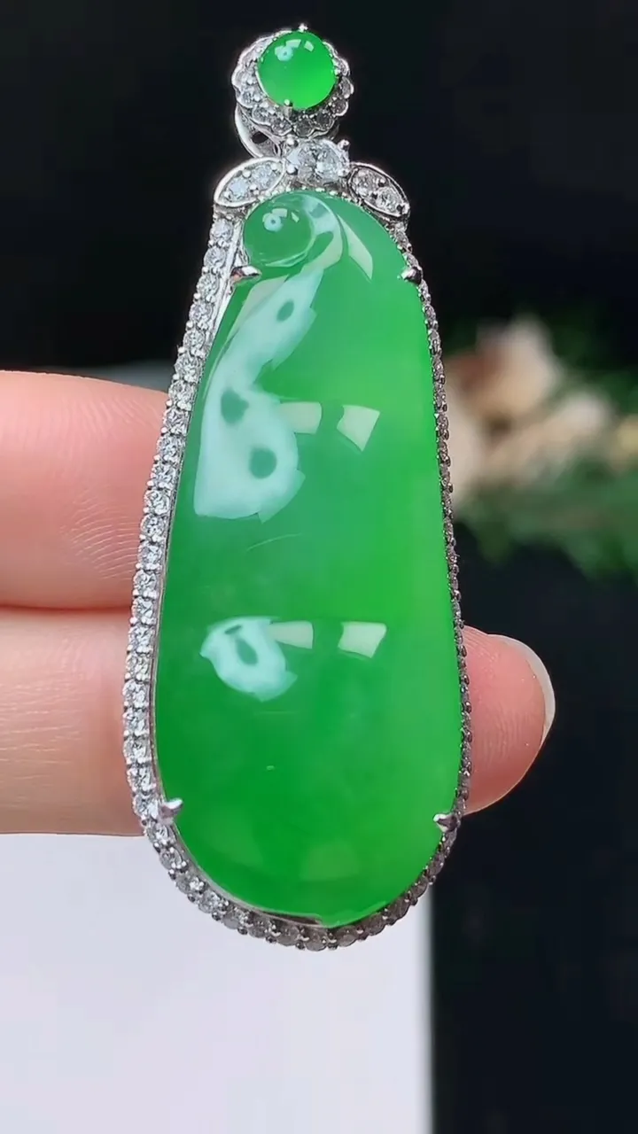 天然A货翡翠福豆吊坠，尺寸50.5-19-12，裸石39.3-16，重量:14.14g
10月27日