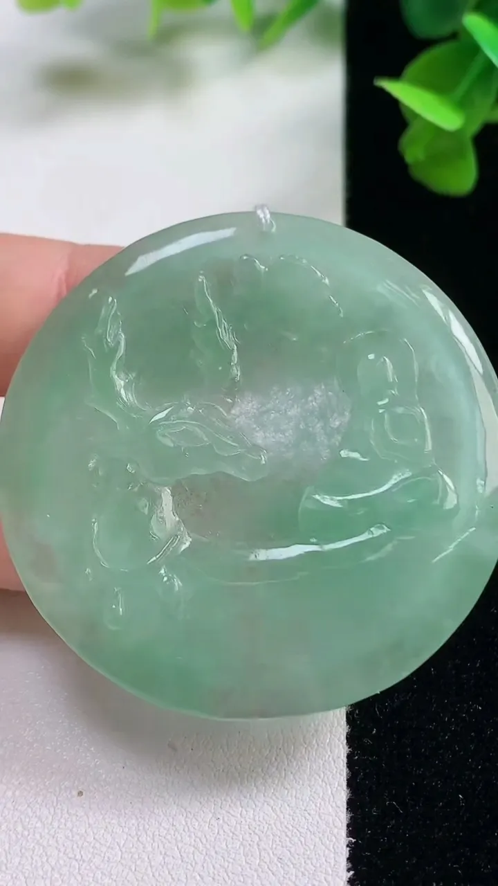 天然A货翡翠梅花鹿吊坠,尺寸46.6-4.7,重量:19.00g
10月27日