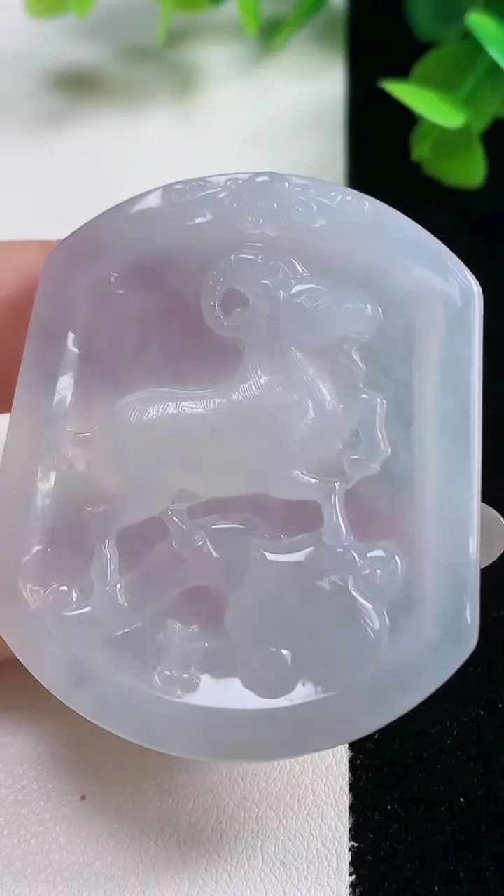 天然A货翡翠生肖羊吊坠，尺寸50-39.8-5.4，重量:24.77g
10月27日