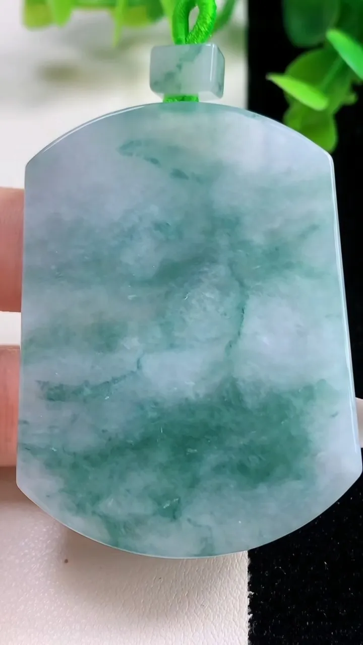 天然A货翡翠飘花无事牌吊坠，尺寸56-41.5-5.9，重量:42.86g
10月27日