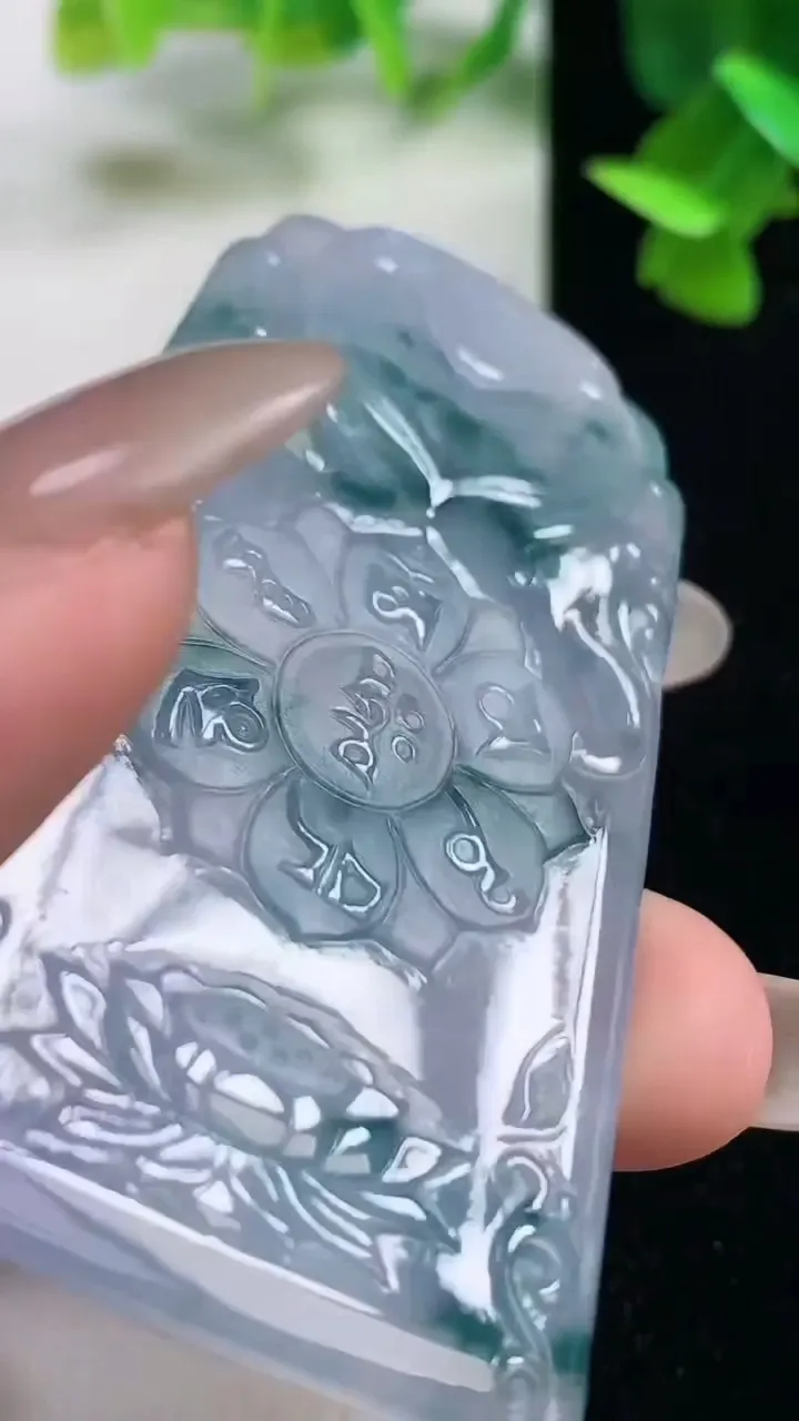 天然A货翡翠种紫罗兰飘花文殊菩萨吊坠，尺寸64-35.3-6，重量:32.16g
10月27日