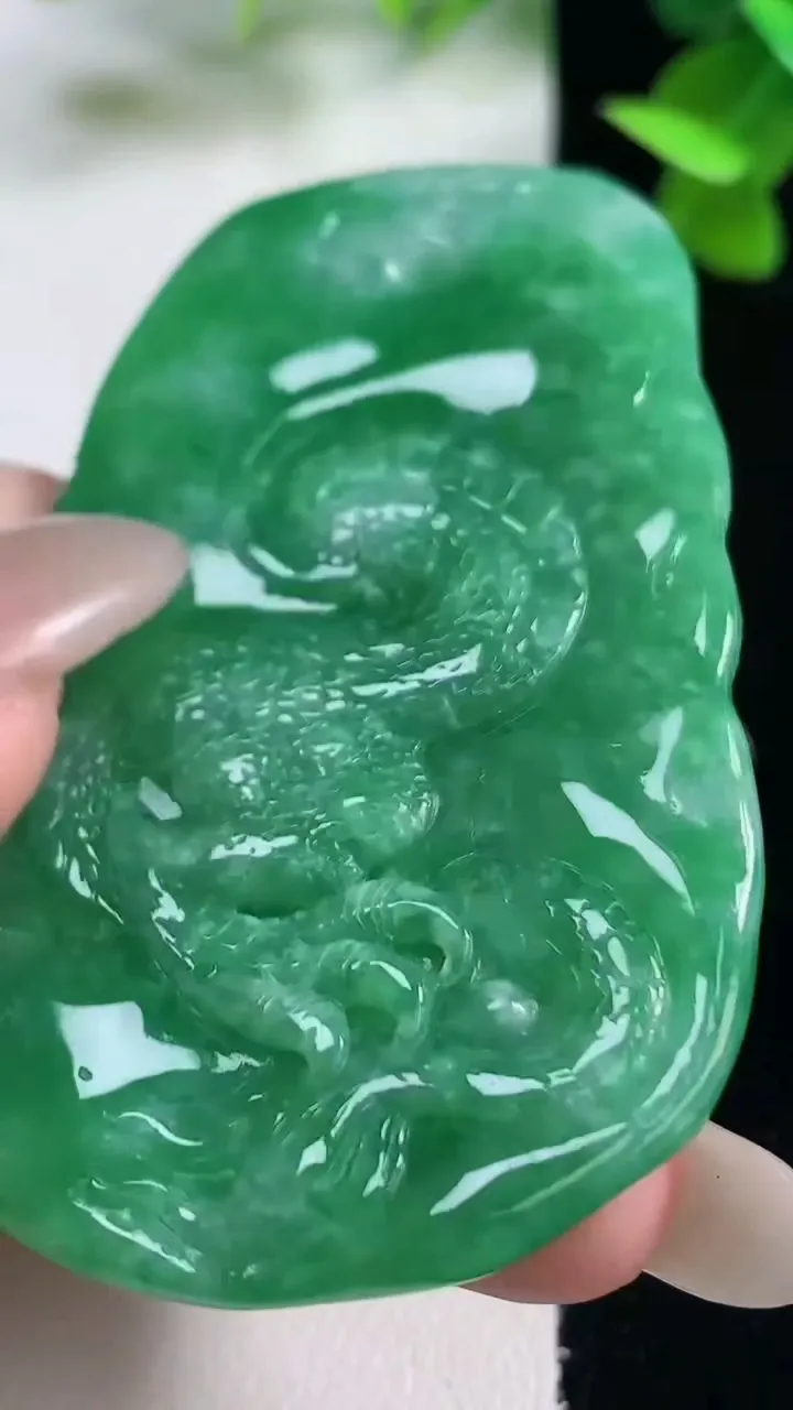 天然A货翡翠龙牌吊坠，尺寸65-41-8.2，重量:49.38g
10月27日