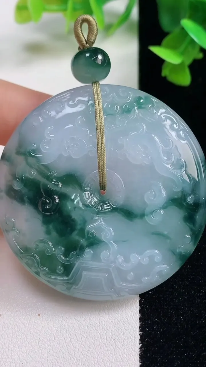 天然A货翡翠种飘花复古平安扣吊坠，尺寸52-10.6，重量:56.00g
10月27日