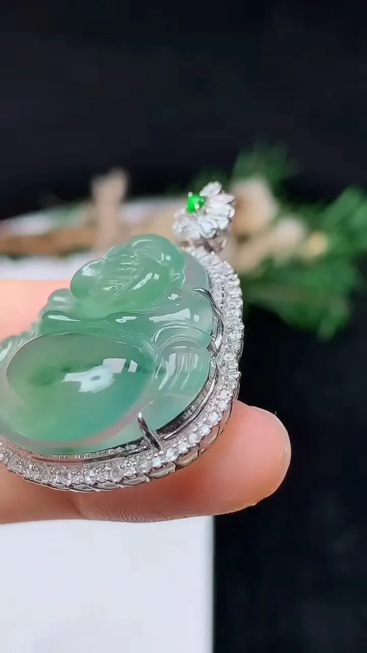 天然A货翡翠佛公吊坠，尺寸40.8-32.2-11.6，裸石26.8-28.5，重量:10.59g
10月27日