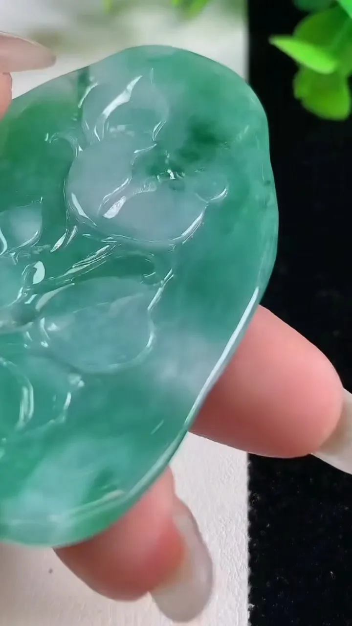 天然A货翡翠鸟语花香吊坠，尺寸60.4-42-10，重量:41.61g
10月27日