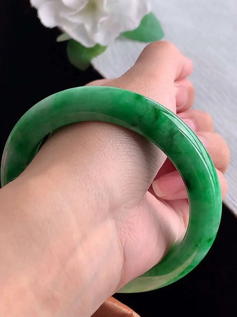 a货翡翠老坑冰种飘绿厚装正装正圈手镯59-60大圈口  尺寸59.5×12×9.9mm  1025