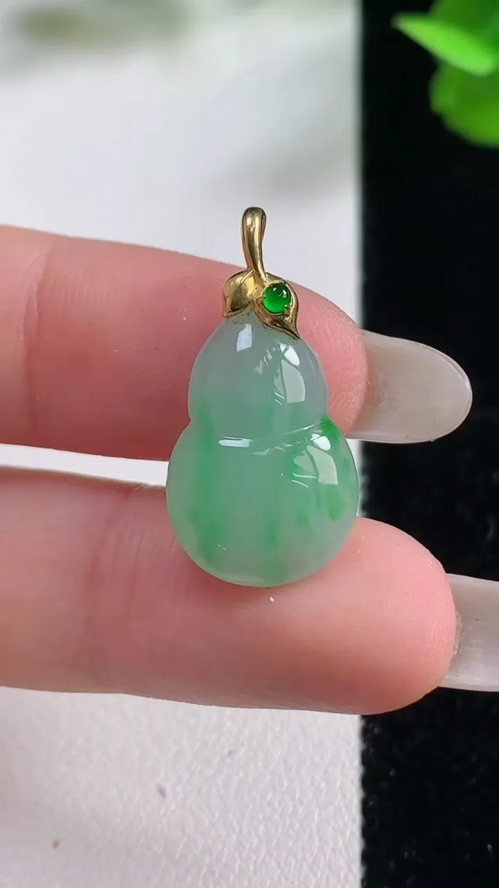 天然A货翡翠葫芦吊坠，尺寸19.6-12-3.2，重量:1.61g
10月27日