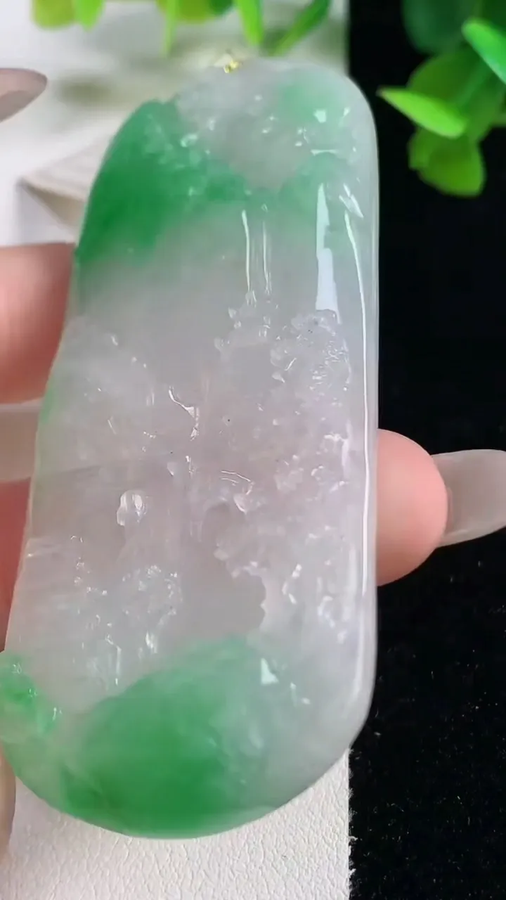 天然A货翡翠山水牌吊坠，尺寸77-34.4-6.4，重量:44.13g
10月27日