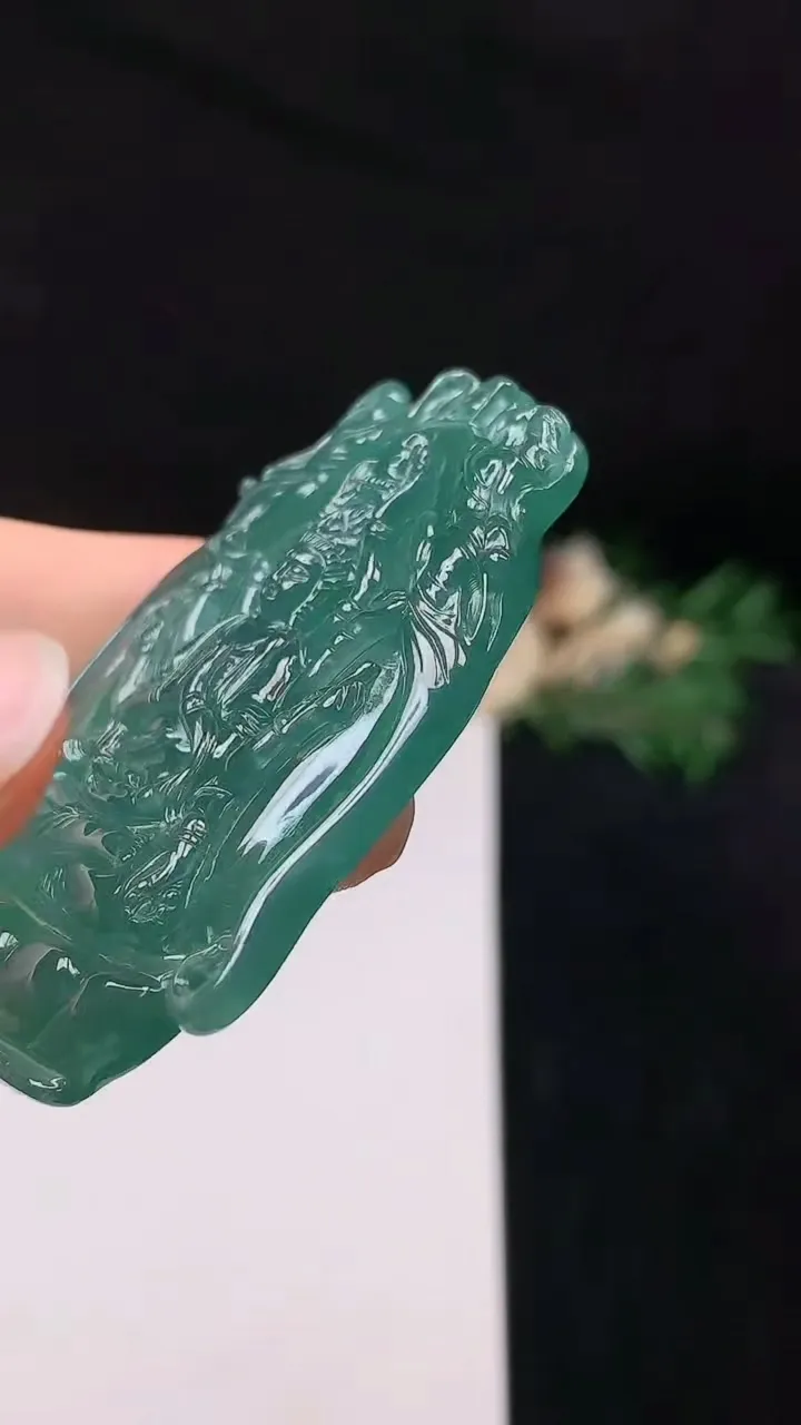 天然A货翡翠蓝水千手观音吊坠，尺寸57.4-41-6.5，重量:26.88g
10月27日