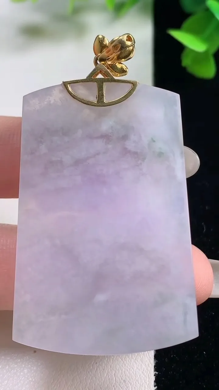 天然A货翡翠种紫罗兰无事牌吊坠，尺寸49.3-32.7-4.2，重量:20.35g
10月27日