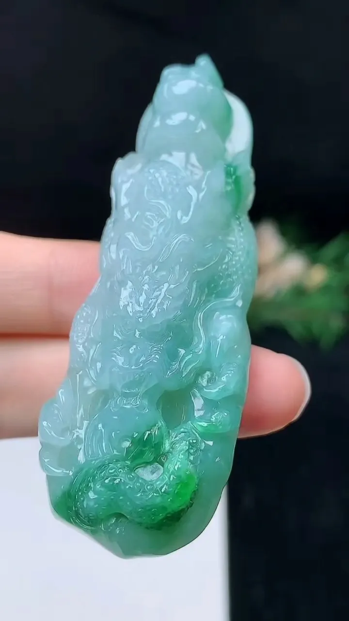 天然A货翡翠龙牌吊坠，尺寸66.9-23-13.6，重量:35.73g
10月27日