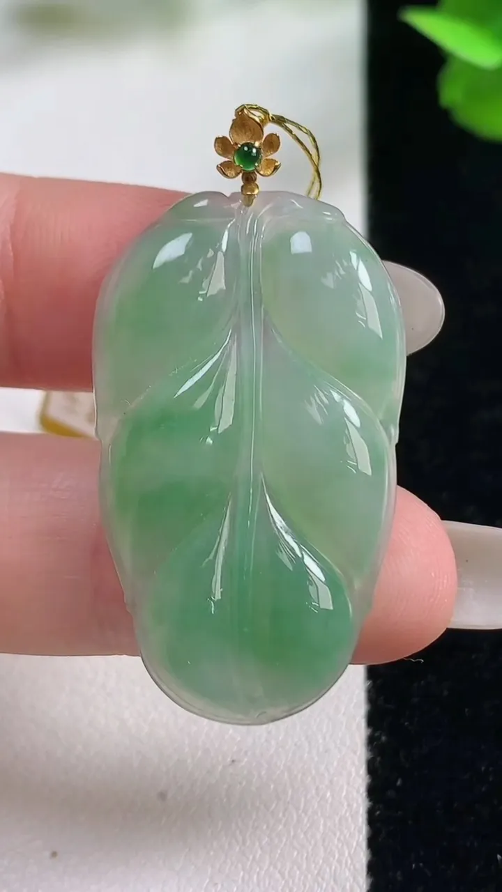 天然A货翡翠金枝玉叶 叶子吊坠，尺寸35.7-21-3.6，重量:5.06g
10月27日