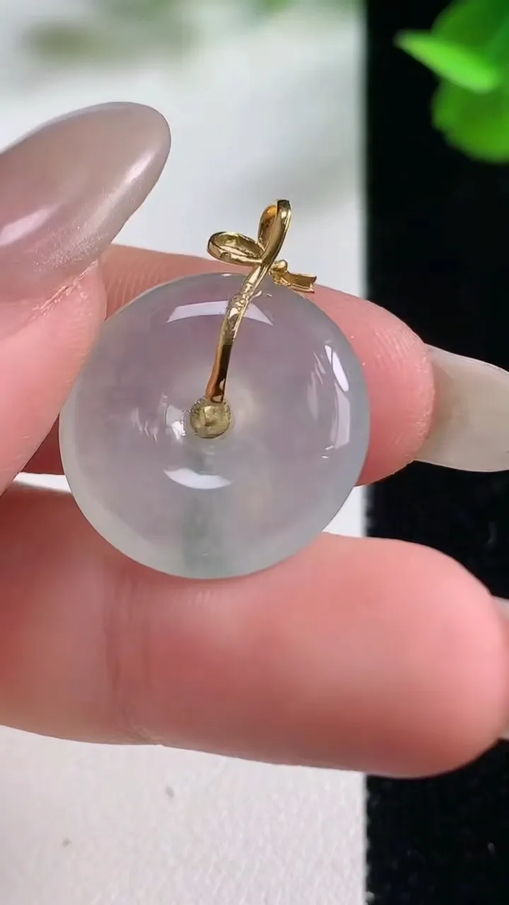 天然A货翡翠种飘花平安扣吊坠，尺寸19-4.7，重量:3.74g
10月27日