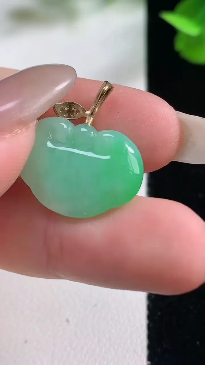 天然A货翡翠如意头吊坠，尺寸14.6-19.5-5，重量:3.05g
10月27日