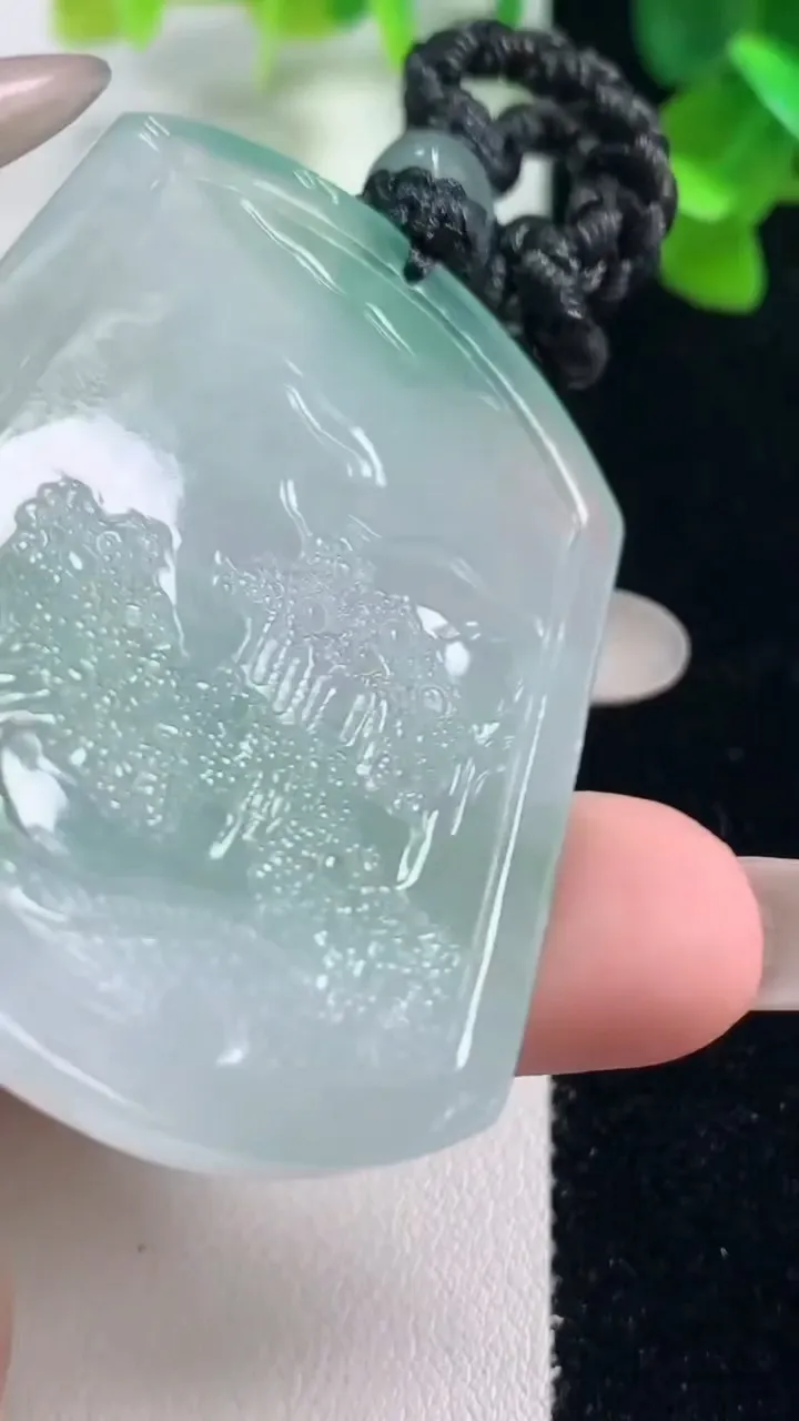 天然A货翡翠山水牌吊坠，尺寸52.5-41-5.6，重量:33.60g
10月27日