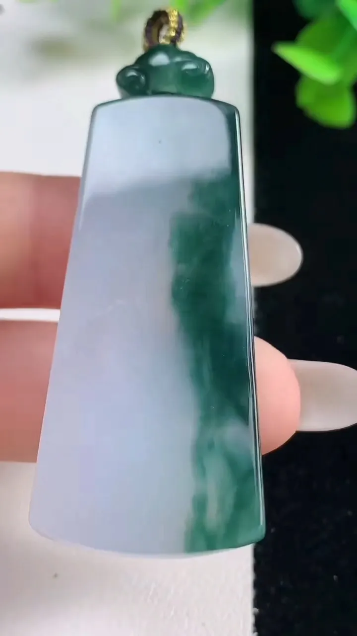 天然A货翡翠冰种飘花仿古无事牌吊坠，尺寸48.8-22-5.5，重量:18.22g
10月27日