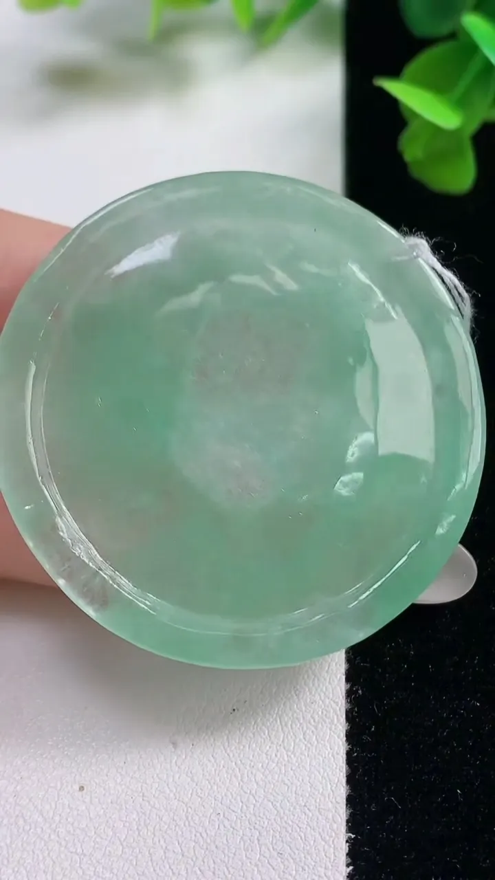 天然A货翡翠梅花鹿吊坠，尺寸46.6-4.7，重量:19.00g
10月27日