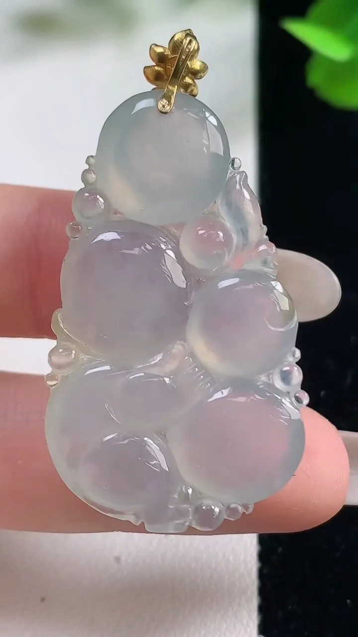 天然A货翡翠种白冰生肖猴吊坠，尺寸40.7-22.6-5.5，重量:9.84g
10月27日