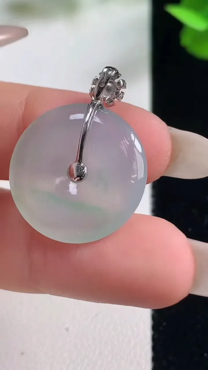 天然A货翡翠平安扣吊坠，尺寸20.5-3.4，重量:3.49g
10月27日