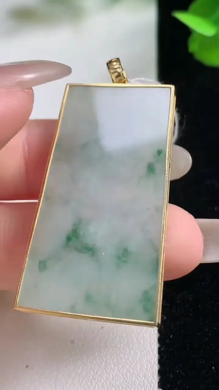 天然A货翡翠种飘花无事牌吊坠，尺寸41-22-2.5，重量:8.57g
10月27日