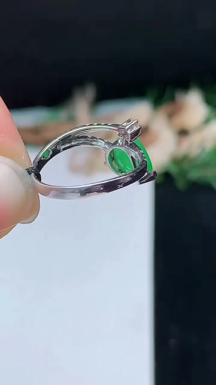 天然A货翡翠水滴戒指，尺寸15.7-7.3-6.8，重量:2.55g2025年10月27日
工厂直销收藏佳品,种好水足，色泽均匀，有种有色，上手高大气！