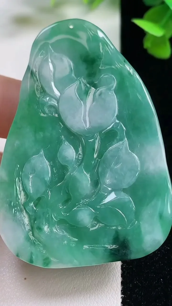 天然A货翡翠鸟语花香吊坠，尺寸60.4-42-10，重量:41.61g
10月27日