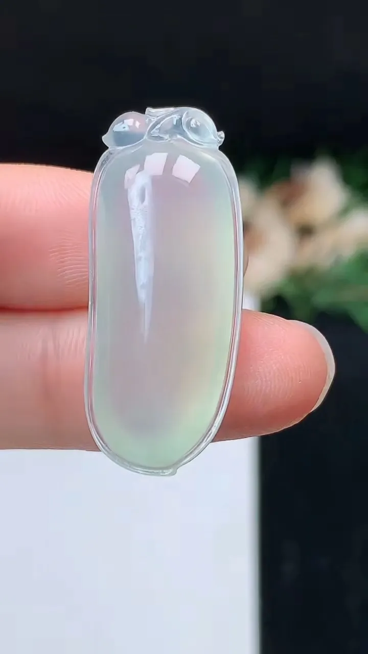 天然A货翡翠白冰福瓜吊坠，尺寸32.8-13.6-7.5，重量:5.55g
10月27日