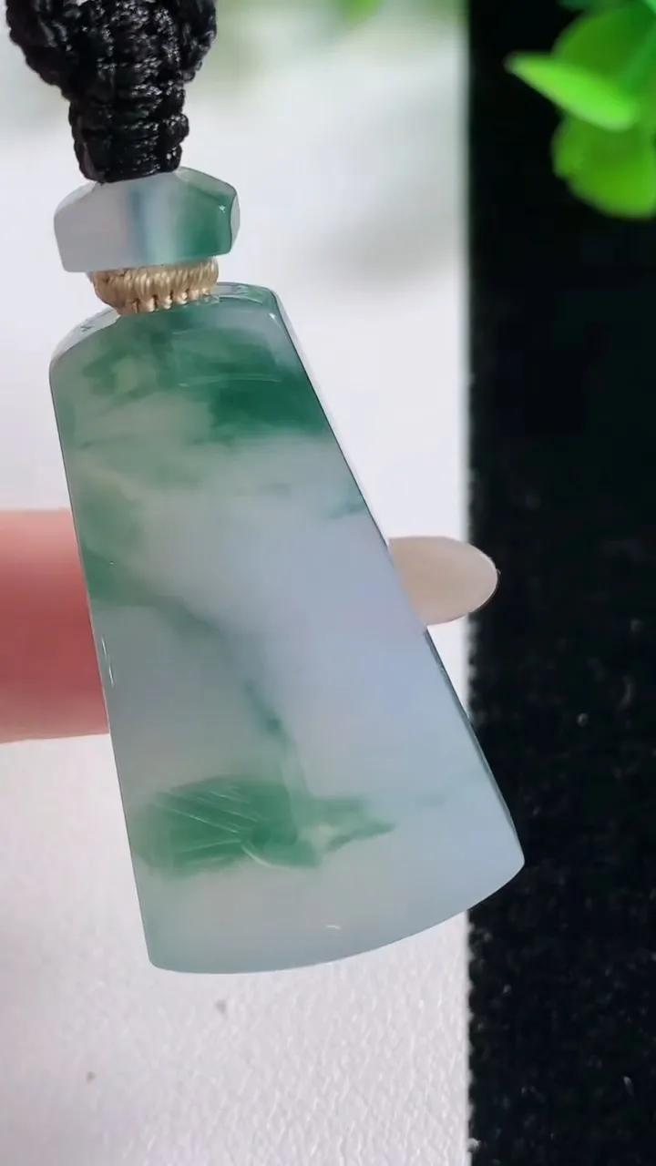 天然A货翡翠冰种飘花仿古无事牌吊坠，尺寸37.5-21.3-6.2，重量:16.05g
10月27日