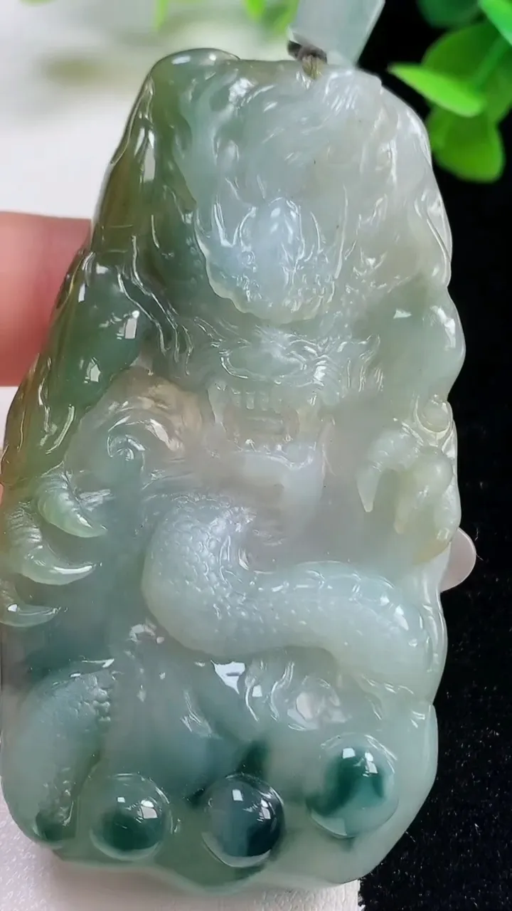 天然A货翡翠冰种飘花龙牌吊坠，尺寸69.8-35.8-7.4，重量:44.04g
10月27日
