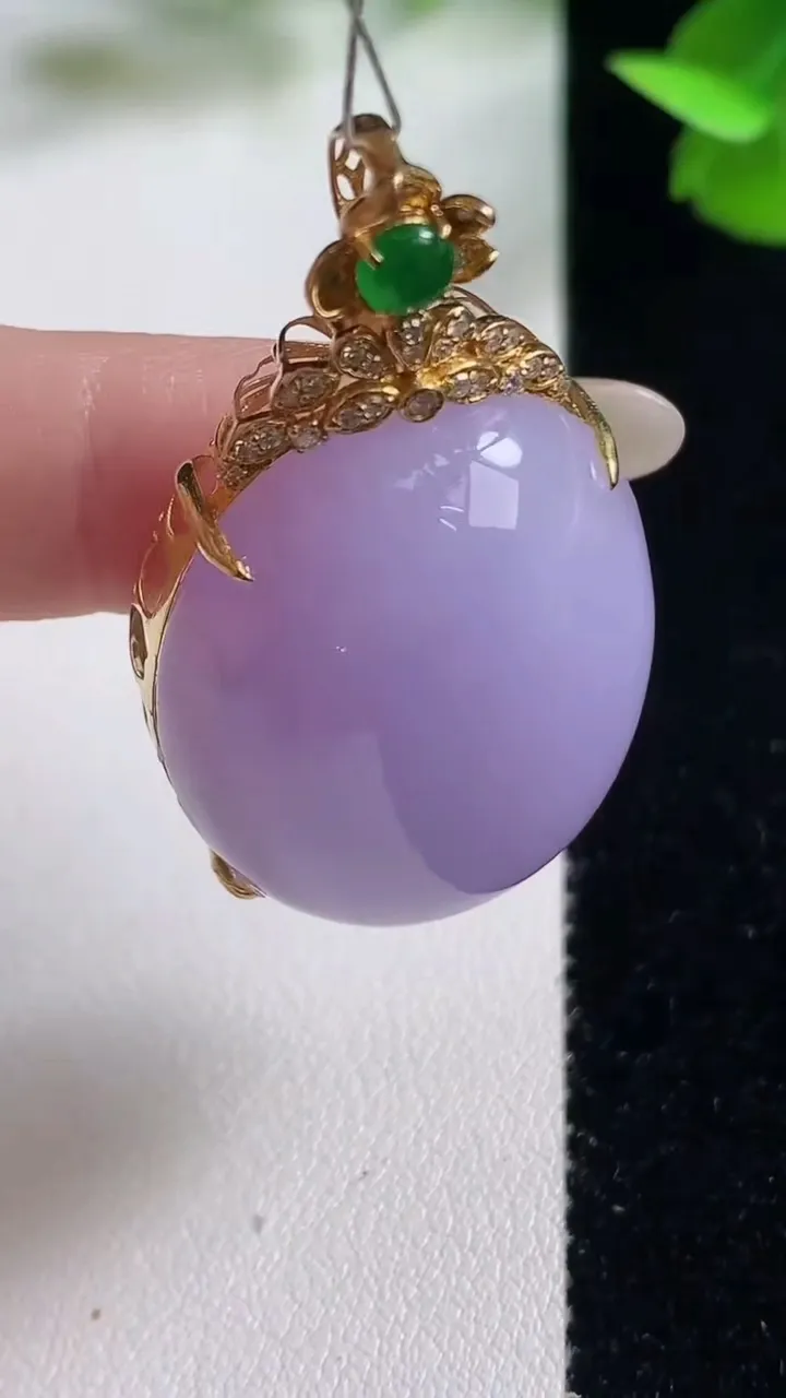天然A货翡翠18K金紫罗兰蛋面吊坠，尺寸42.6-30.8-23-12.6，重量:19.10g
10月27日