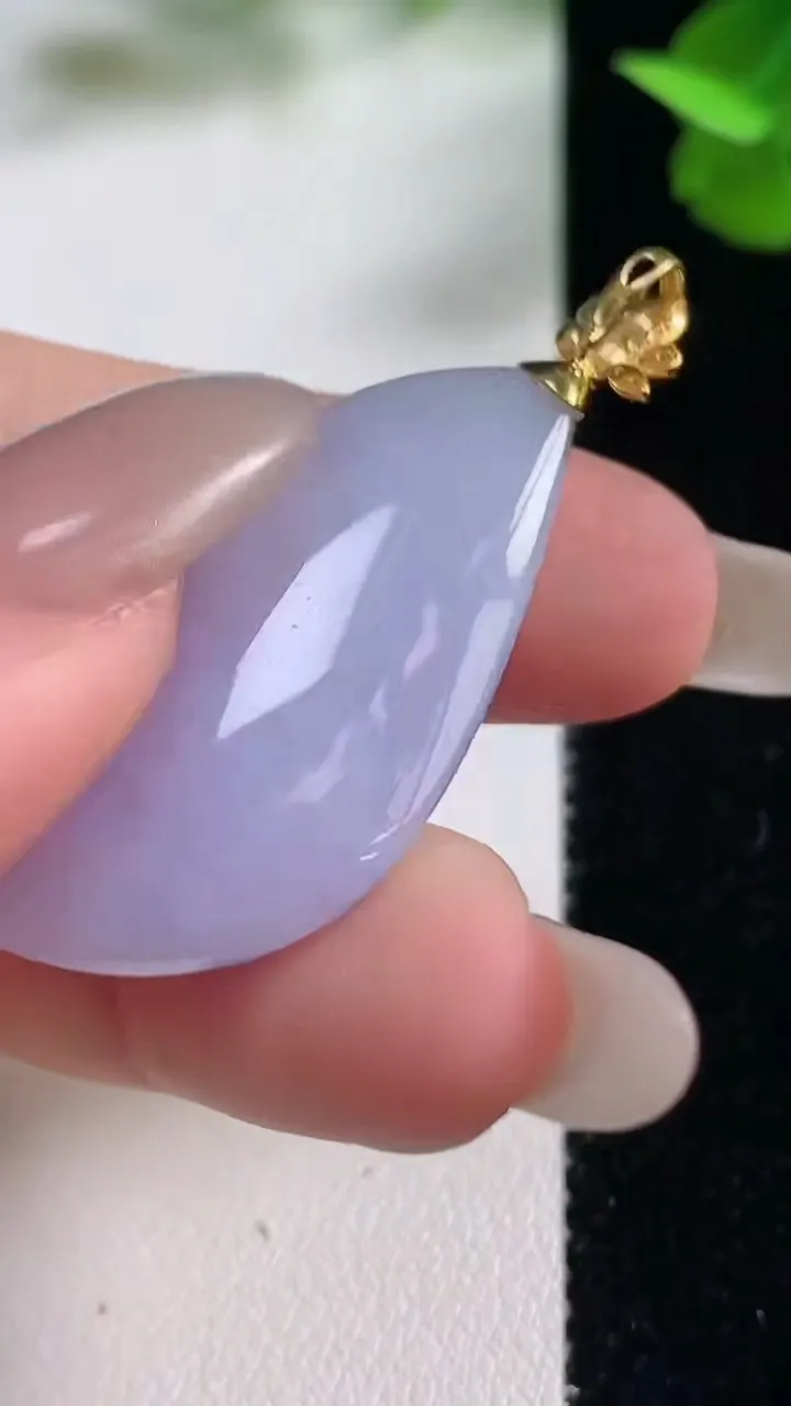 天然A货翡翠18K金紫罗兰随形吊坠，尺寸35.2-17.6-10.4，重量:9.93g
10月27日