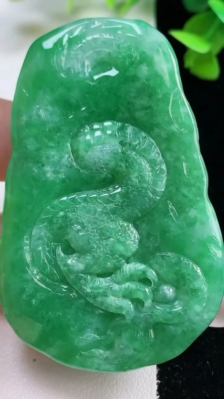 天然A货翡翠龙牌吊坠，尺寸65-41-8.2，重量:49.38g
10月27日