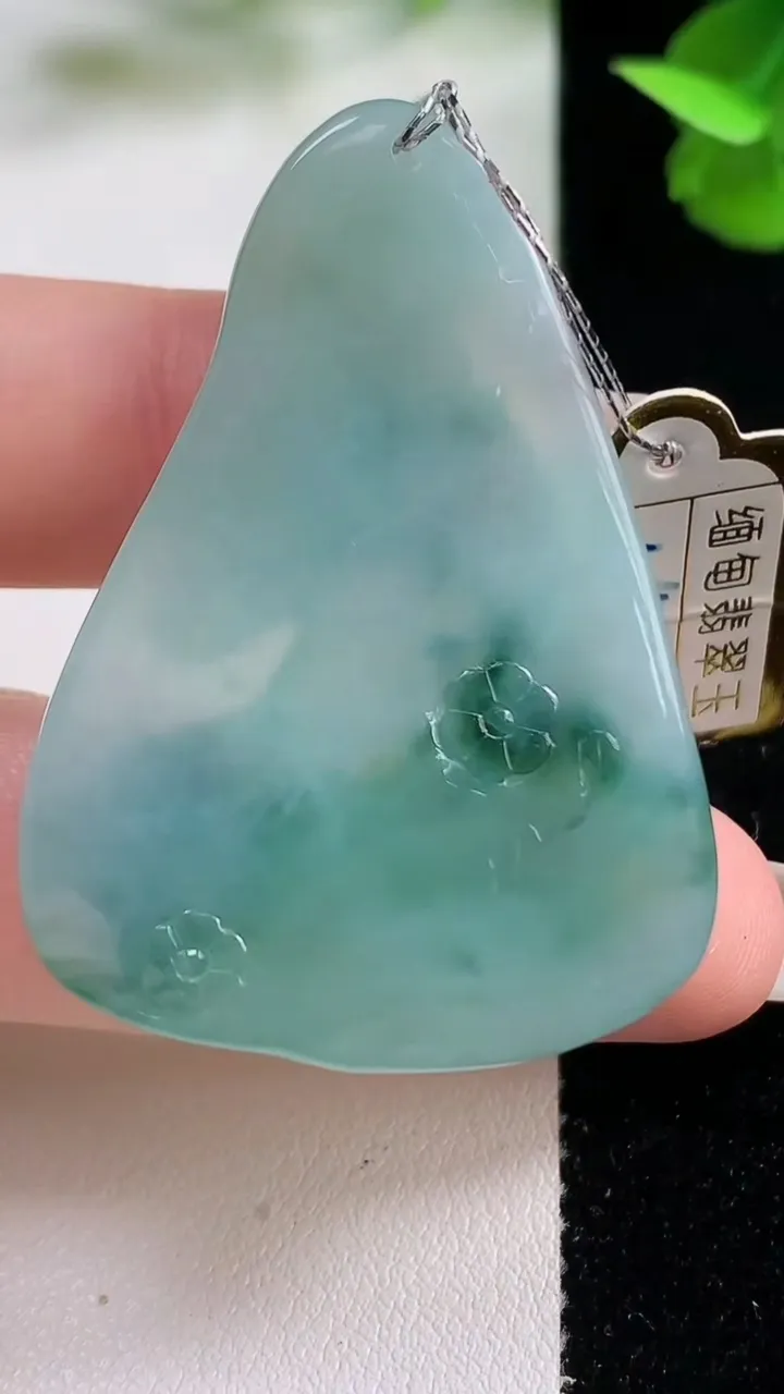 天然A货翡翠冰种飘花大势至菩萨吊坠，尺寸46.3-33.6-6，重量:16.89g
10月27日