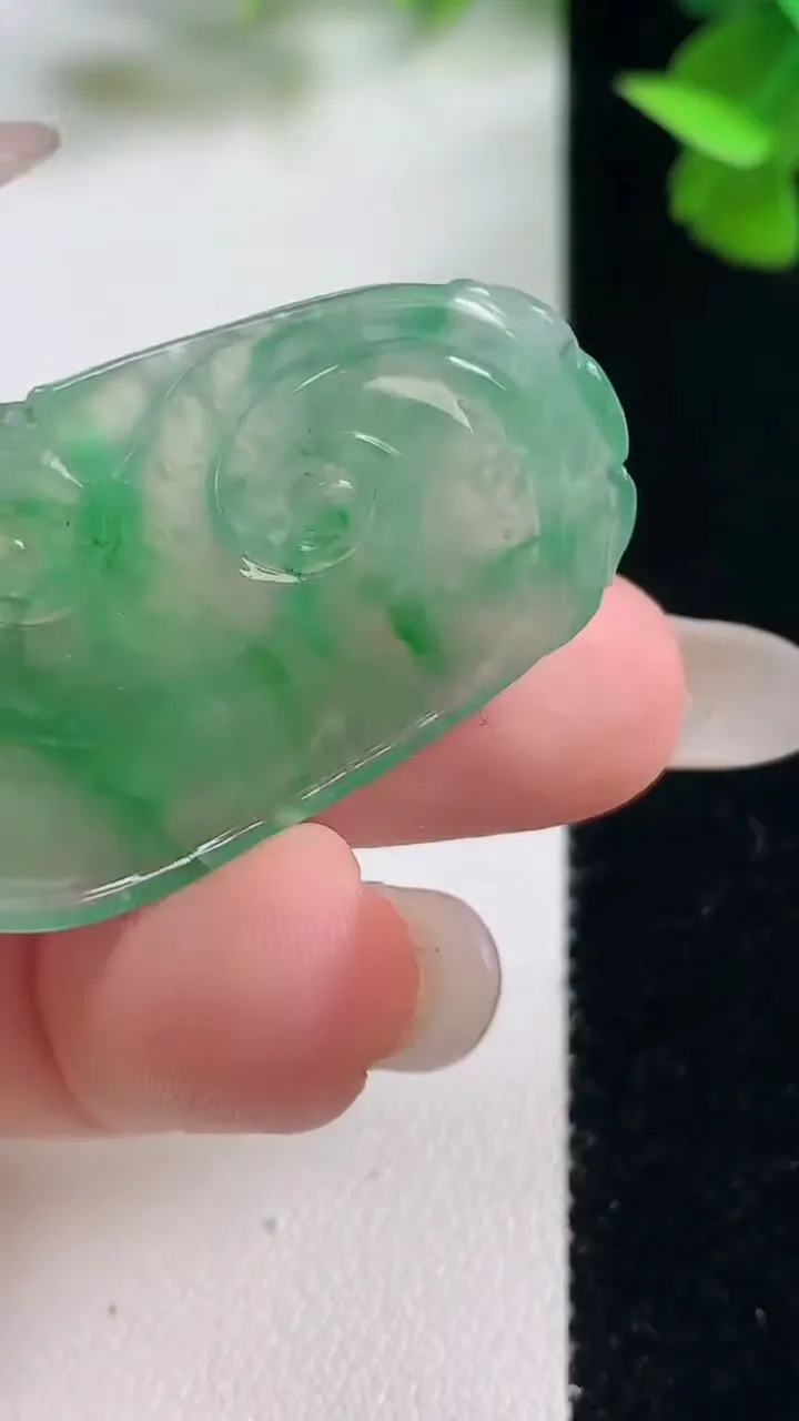 天然A货翡翠如意吊坠，尺寸37.2-3.5，重量:6.91g
10月27日