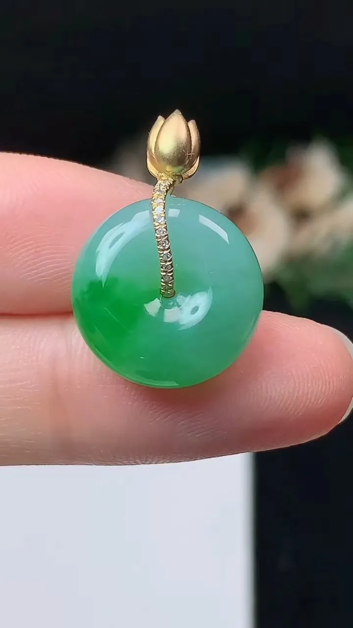 天然A货翡翠平安扣吊坠，尺寸15.4-6.9，重量:3.85g
10月27日