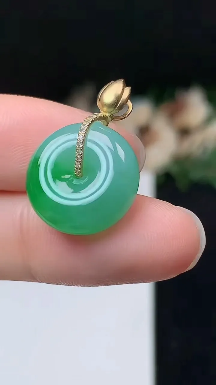 天然A货翡翠平安扣吊坠，尺寸15.4-6.9，重量:3.85g
10月27日