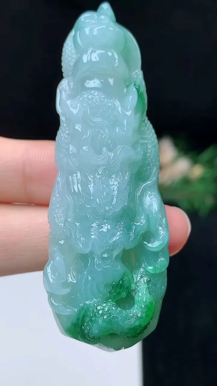 天然A货翡翠龙牌吊坠，尺寸66.9-23-13.6，重量:35.73g
10月27日