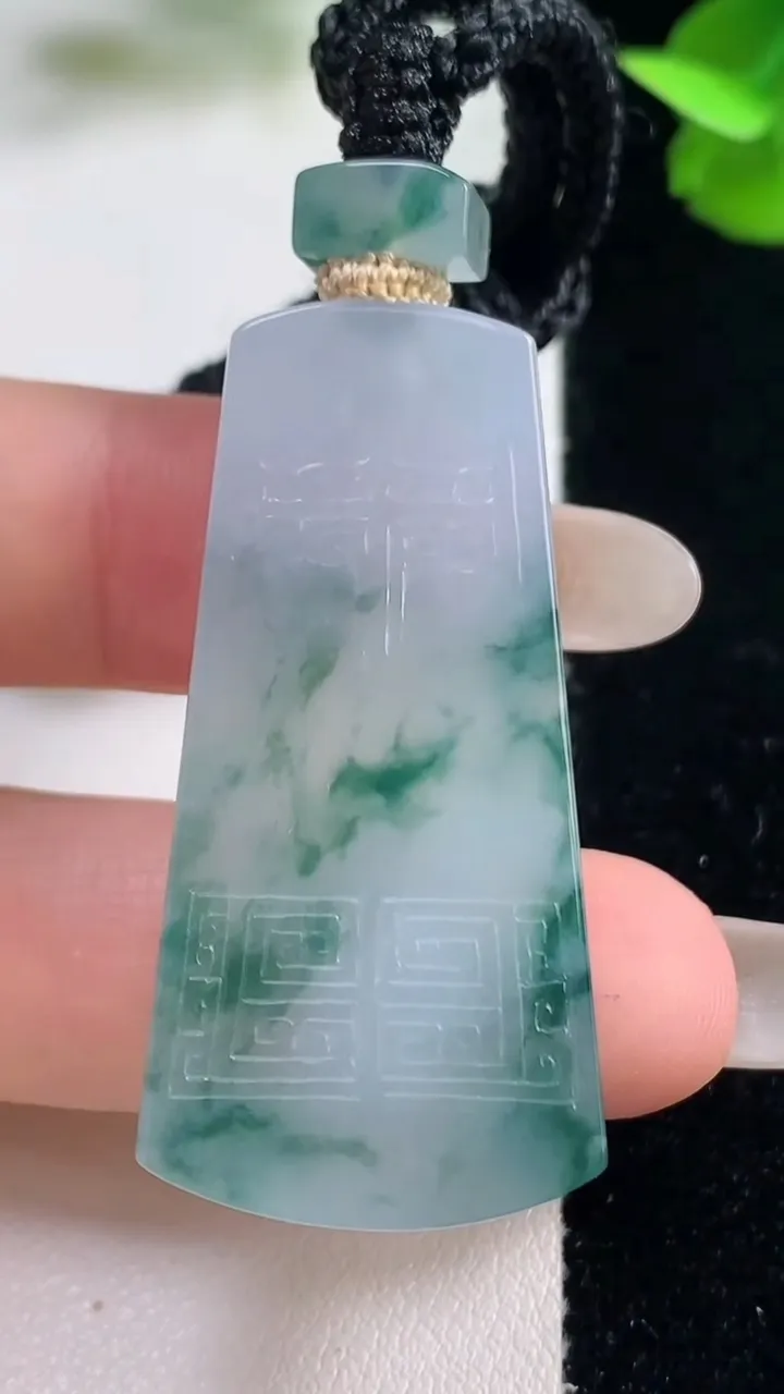 天然A货翡翠冰种飘花仿古无事牌吊坠，尺寸43.2-21.5-5.6，重量:18.55g
10月27日