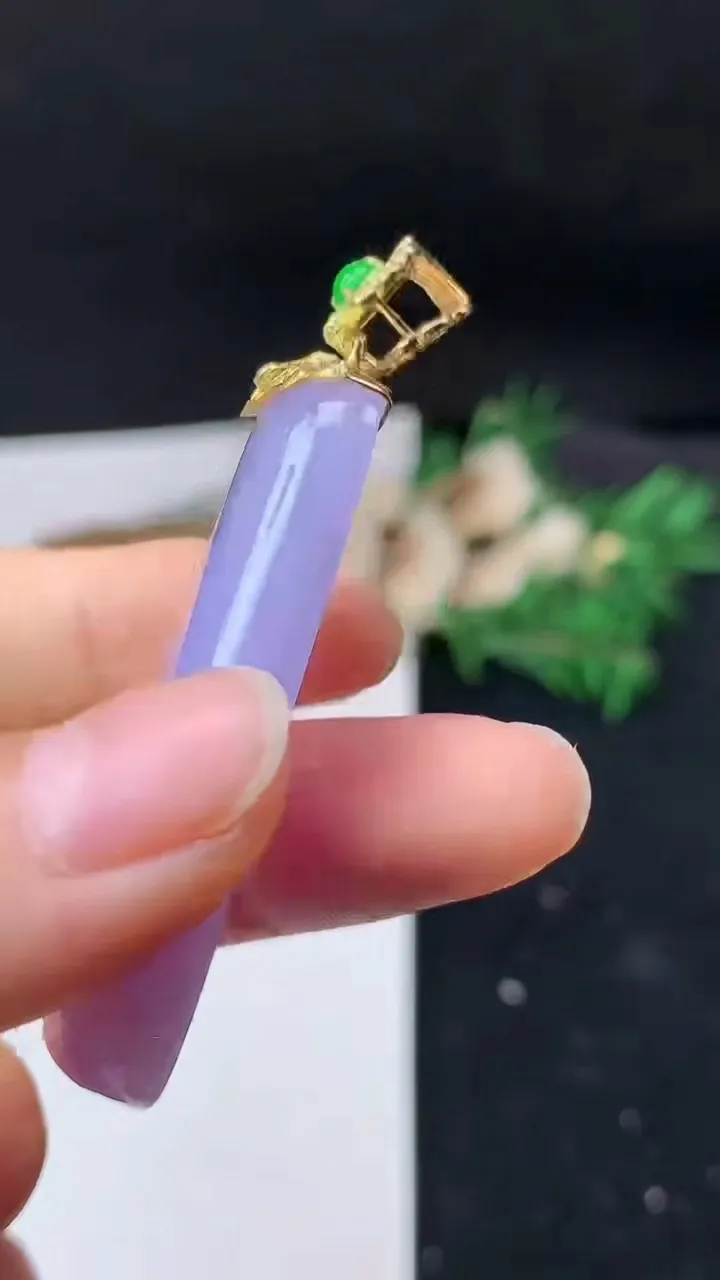 天然A货翡翠k金紫罗兰无事牌吊坠，尺寸47.8-20.5-7.8，重量:19.84g
10月27日