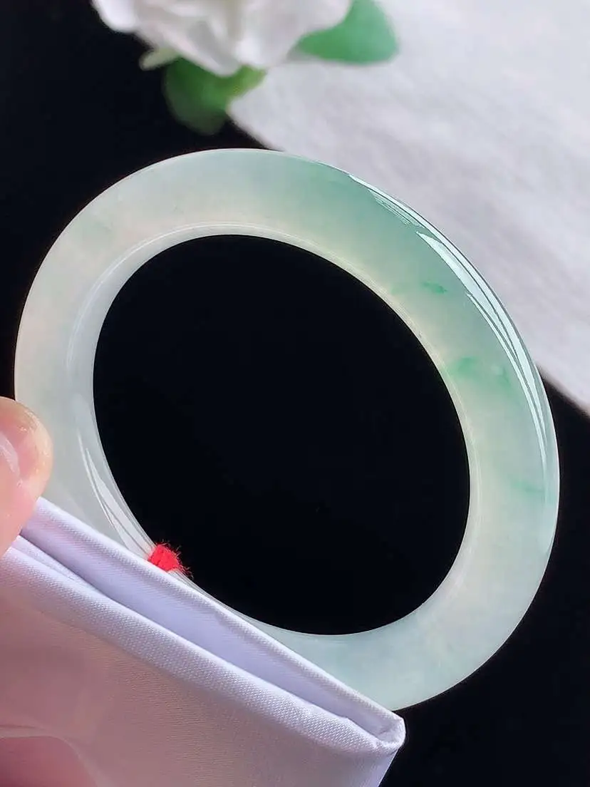 a货翡翠老坑冰种飘绿圆条手镯52-53小圈口  尺寸52.8×9.8mm  1025